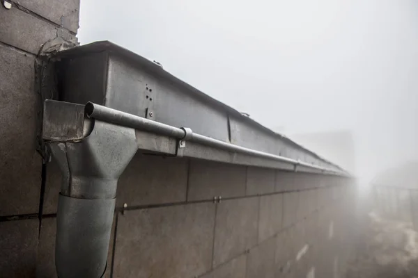 Goot drainagesysteem op het dak met druipende mist — Stockfoto