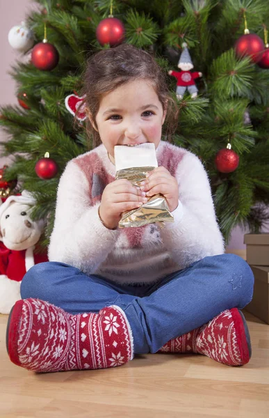 快乐的女孩吃巧克力的肖像 — 图库照片