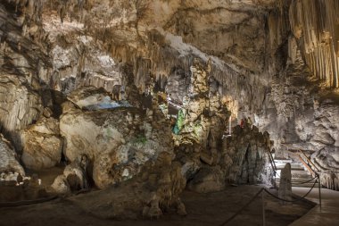Kimliği belirsiz ziyaretçi muhteşem Nerja mağaralar, İspanya