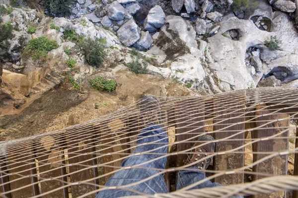 在 Caminito del Rey 悬索桥的徒步鞋 — 图库照片