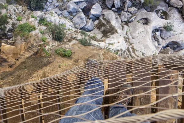 Trekking skor på hängbro på Caminito del Rey — Stockfoto