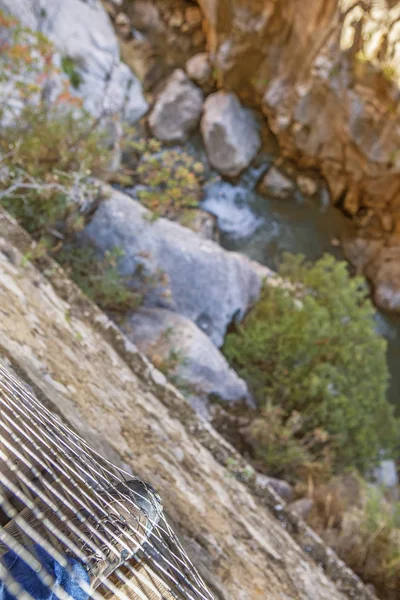 在 Caminito del Rey 悬索桥的徒步鞋 — 图库照片