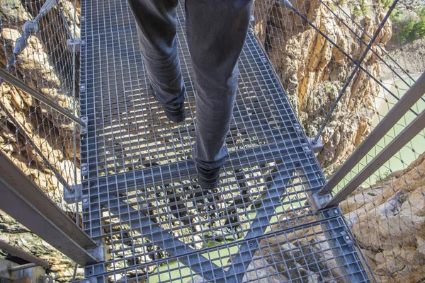 在 Caminito del Rey 悬索桥的徒步鞋 — 图库照片
