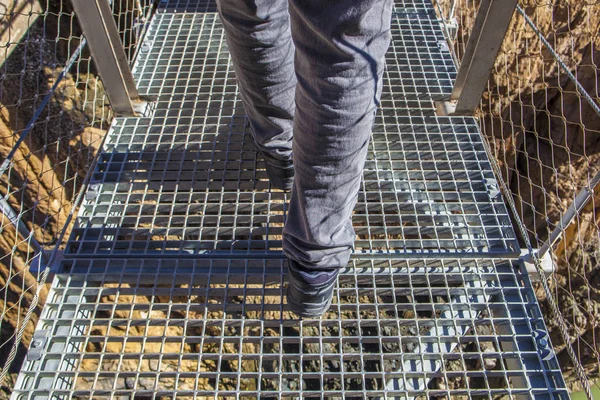 Sapatos de trekking na ponte suspensa em Caminito del Rey — Fotografia de Stock