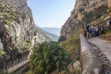 Kılavuz ziyaretçiler Caminito del Rey yolu, Malaga, Spai gösterir.