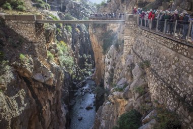 Kılavuz ziyaretçiler Caminito del Rey yolu, Malaga, Spai gösterir.