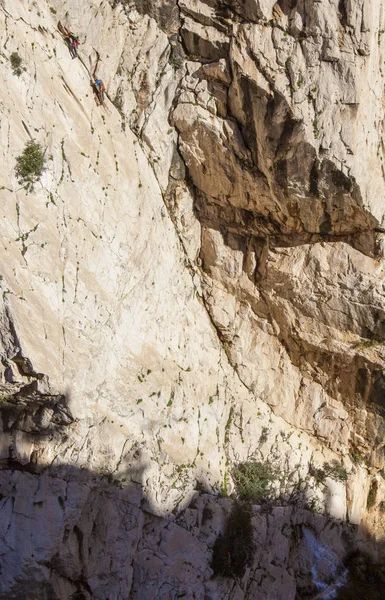 Rock climbers at Caminito del Rey path, Spain — Stock Photo, Image