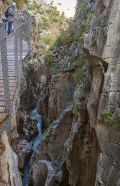Caminito del Rey yola yaya köprüsü dışarı eğilerek adam