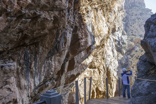 Trekker walking along the Caminito del Rey path — Stock Photo, Image