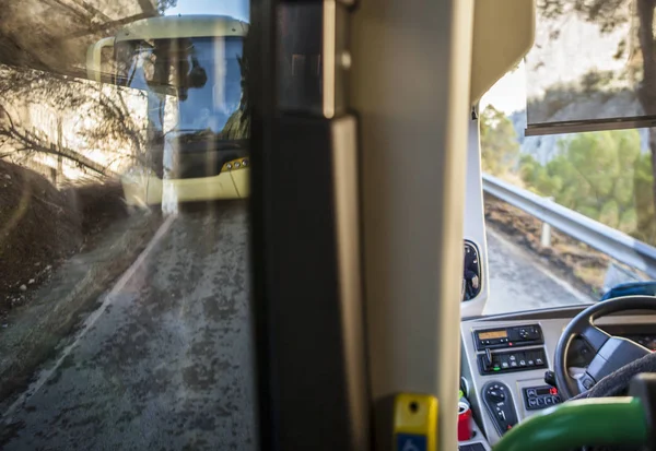 Autobus jazdy na górskich drogach — Zdjęcie stockowe