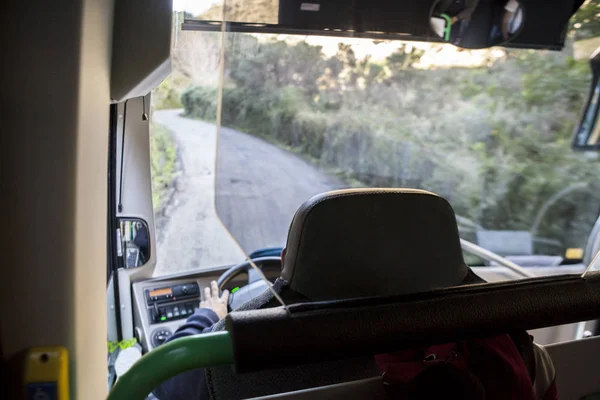 Bussen kör på bergsvägar — Stockfoto