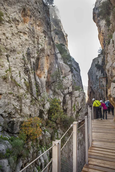 Visitantes caminando por la pasarela de Caminito del Rey —  Fotos de Stock