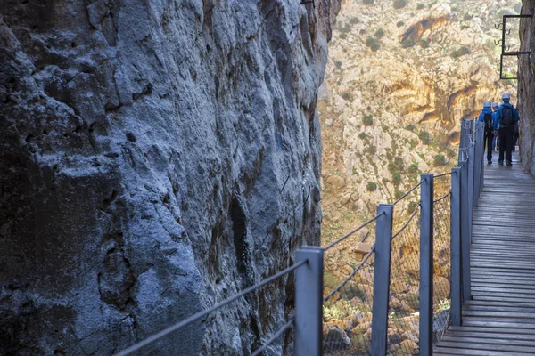 游客走在行人天桥，Caminito del Rey 路径 — 图库照片