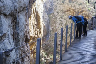 Yaya Köprüsü Caminito del Rey yol boyunca dışarı eğilerek ziyaretçi