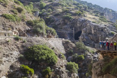 Demiryolu hattı boyunca Caminito del Rey yanında yürüyen ziyaretçi