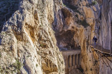 Caminito del Rey yolu yaya köprüsü yürüyüş ziyaretçi