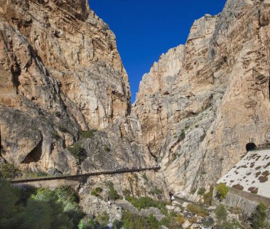 Son iz Caminito del Rey yol boyunca yürüyüş ziyaretçi