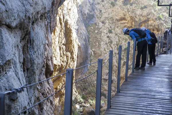 Yaya Köprüsü Caminito del Rey yol boyunca dışarı eğilerek ziyaretçi — Stok fotoğraf