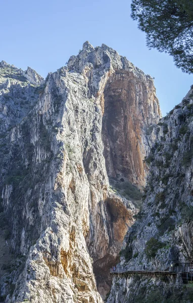 游客走在行人天桥，Caminito del Rey 路径 — 图库照片