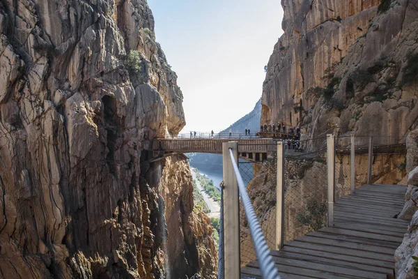 Visitors crossing the suspension bridge at Caminito del Rey Path — Stock Photo, Image