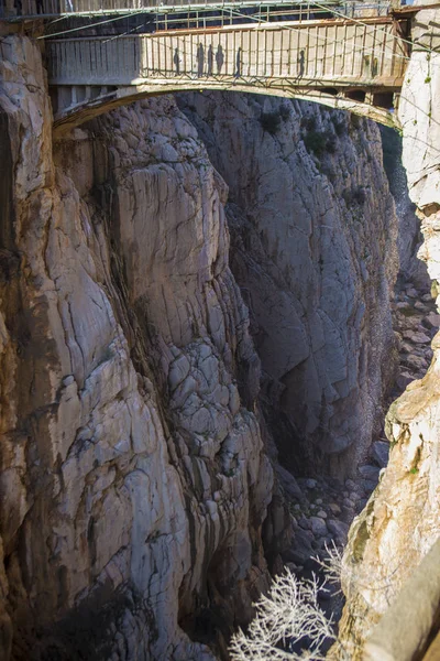 Ombres des visiteurs traversant le pont suspendu à Gaitanes Gorg — Photo