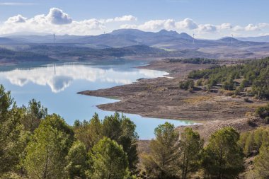 Altındaki yel değirmenleri, rezervuar yatay