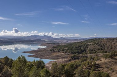 Altındaki yel değirmenleri, rezervuar yatay