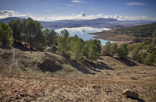 Paisaje del embalse con molinos de viento en el fondo — Foto de Stock