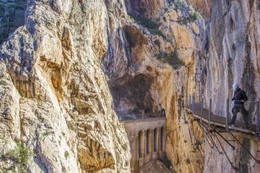 Caminito del Rey yol boyunca yürüyen uzun yürüyüşe çıkan kimse adam