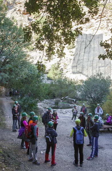 Guía muestra a los visitantes el camino Caminito del Rey, Málaga, Spai — Foto de Stock