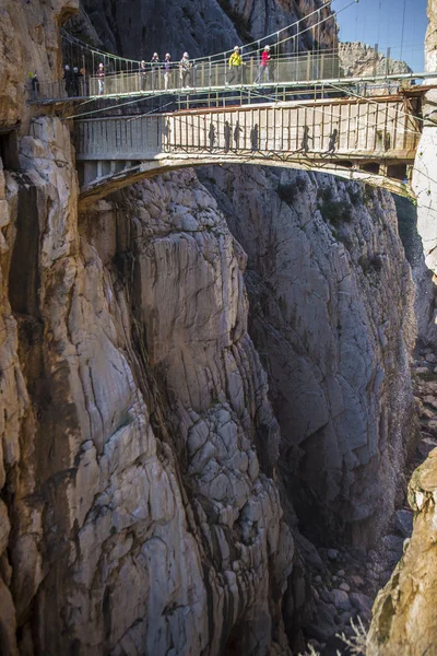 Visitors crossing the suspension bridge at Caminito del Rey Path — Stock Photo, Image