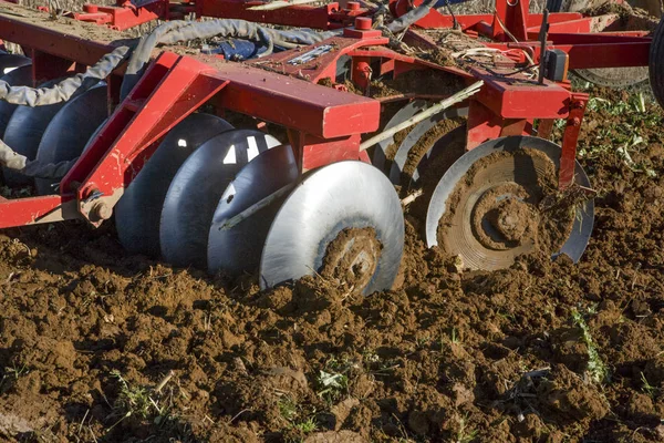 Discos Agrícolas. Trator agrícola preparando o solo — Fotografia de Stock