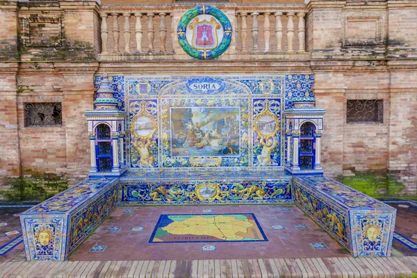 索里亚省玻璃瓷砖的长凳上，西班牙广场，塞维利亚 — 图库照片