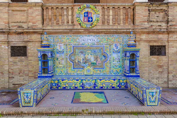 帕伦西亚省玻璃瓷砖的长凳上，西班牙广场，塞维利亚 — 图库照片