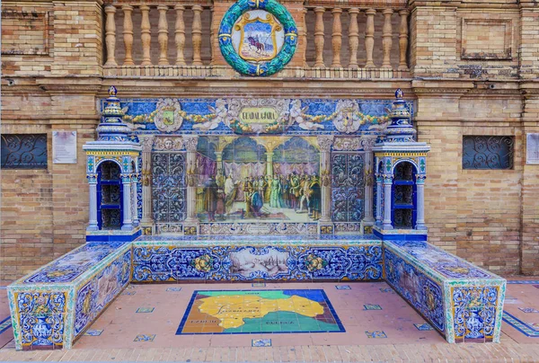 Provincie Guadalajara, prosklený dlaždice lavičku na náměstí Španělsko, Sevill — Stock fotografie