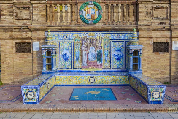 Provincia de Cáceres, Banco de azulejos acristalados en la Plaza de España, Sevilla — Foto de Stock