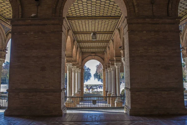 Španělsko náměstí Plaza de Espana, Sevilla, Španělsko. Pohled z verandy — Stock fotografie