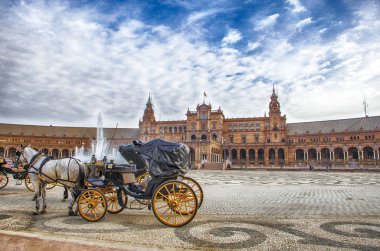 Plaza de Espana Seville, Spai, arabaları park edilmiş at çizilmiş