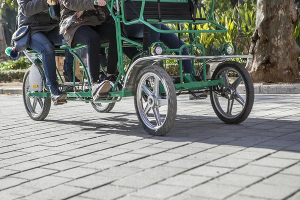 Surrey cykel i rörelse vid Plaza de Espana, Sevilla — Stockfoto