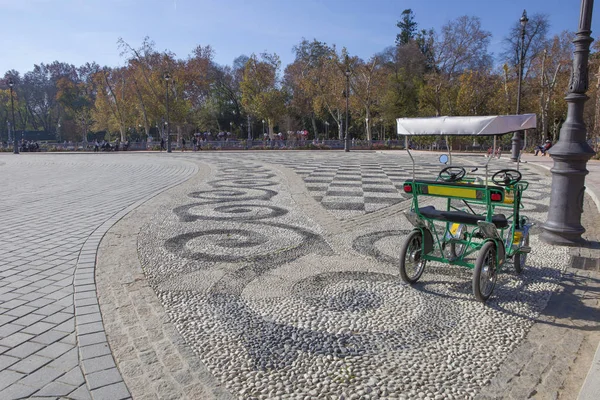 萨里自行车准备出租, 埃斯帕纳广场, 塞维利亚 — 图库照片
