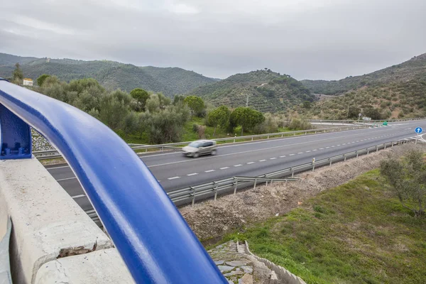 从桥梁在车辆减速西班牙国家道路交通 — 图库照片