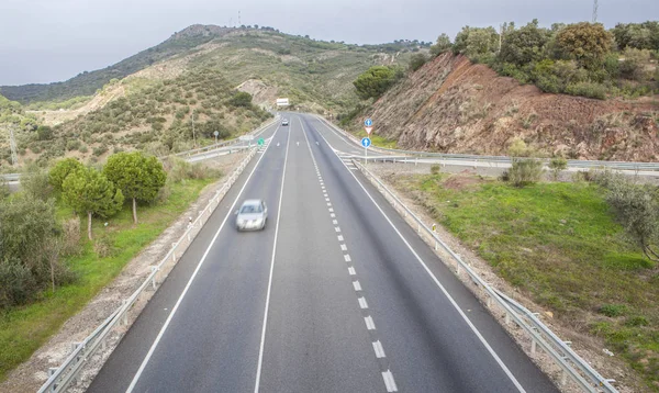 Visa trafik på riksväg med långsamma fordon lane — Stockfoto