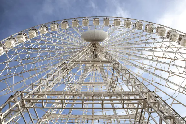 Grande roue contre ciel nuageux — Photo