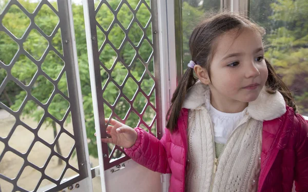 Niña en la cabina de la rueda del ferris — Foto de Stock