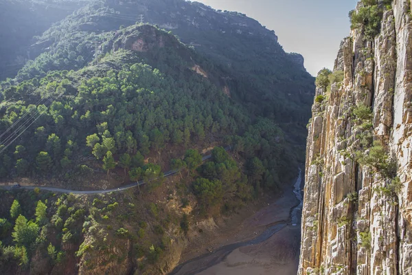 Senkrechte Felswand und Straße in der Schlucht der Gaitanes — Stockfoto