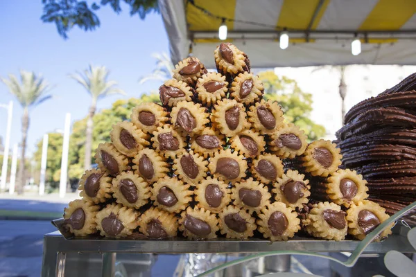Spaanse churros klaar om te worden geserveerd op eerlijke kraam vullen — Stockfoto