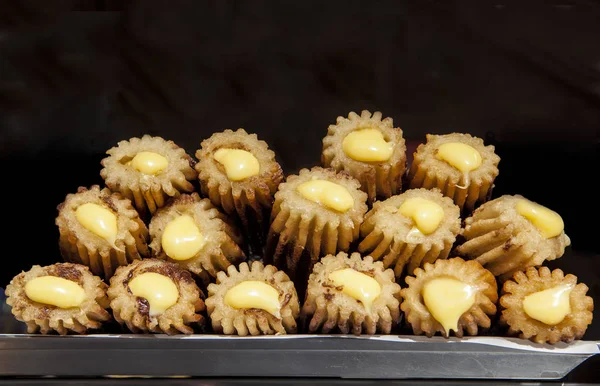 Natillas llenando churros españoles listos para ser servidos en un puesto justo — Foto de Stock