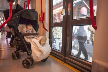 Tramvay, İspanya, bir yolculuğu sırasında eğlenmek erkek bebek