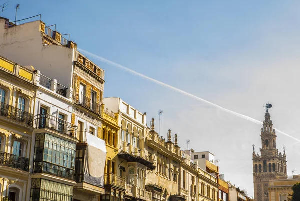 Torre La Giralda con balcones tradicionales del centro, Sevilla , — Foto de Stock