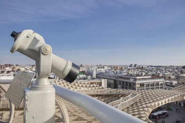 Telescopio turístico que apunta a lugares de interés de la ciudad vieja, Sevilla, Spai —  Fotos de Stock